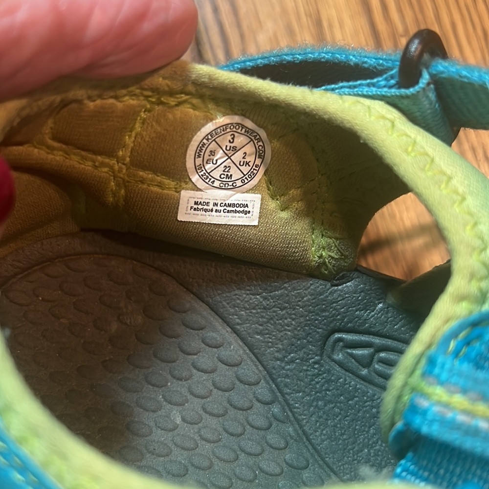 Keens sandals for kids. Open slits but solid rubber toe.Newport H2 size 3youth. - Picture 4 of 5